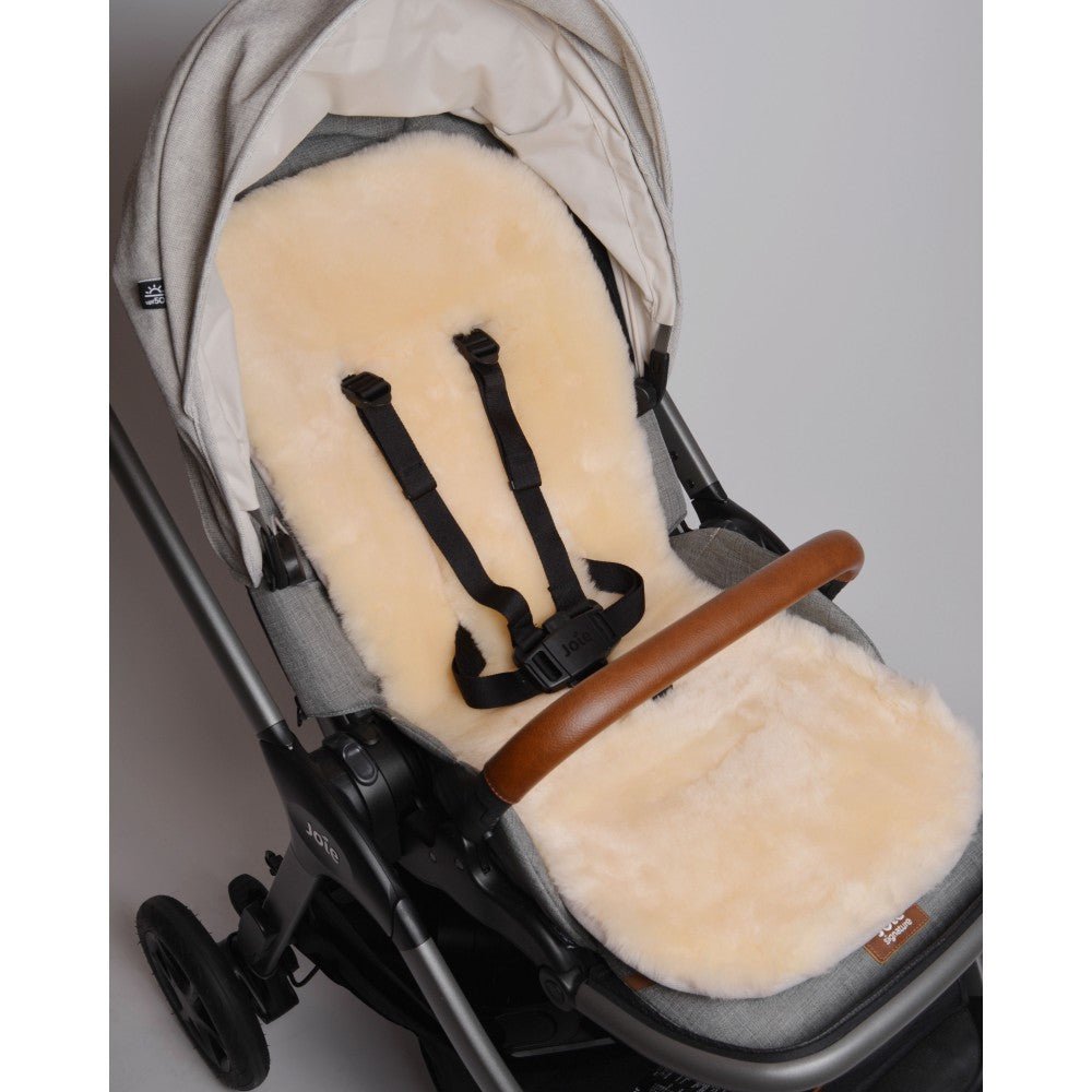Derfor bør du velge lammeskinn til barnevognen – naturlig komfort året rundt - Brobrobrille