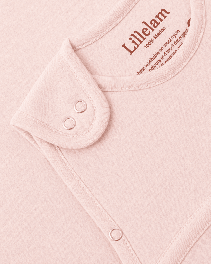 Lillelam Sovepose Luna i Merinoull - Himmelrosa for barn - Brobrobrille