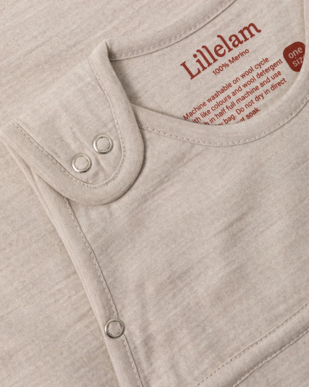 Lillelam Sovepose Luna i Merinoull - Lys Beige for barn - Brobrobrille