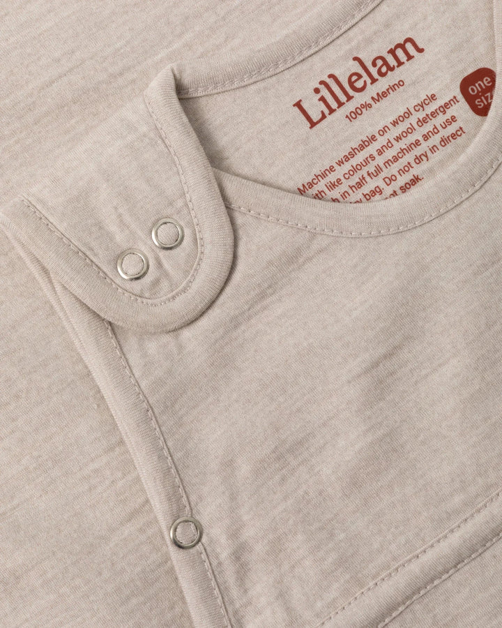Lillelam Sovepose Luna i Merinoull - Lys Beige for barn - Brobrobrille