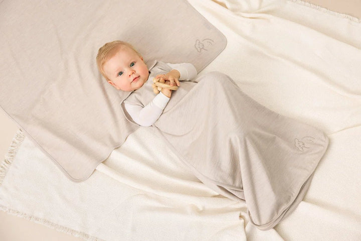 Lillelam Sovepose Luna i Merinoull - Lys Beige for barn - Brobrobrille