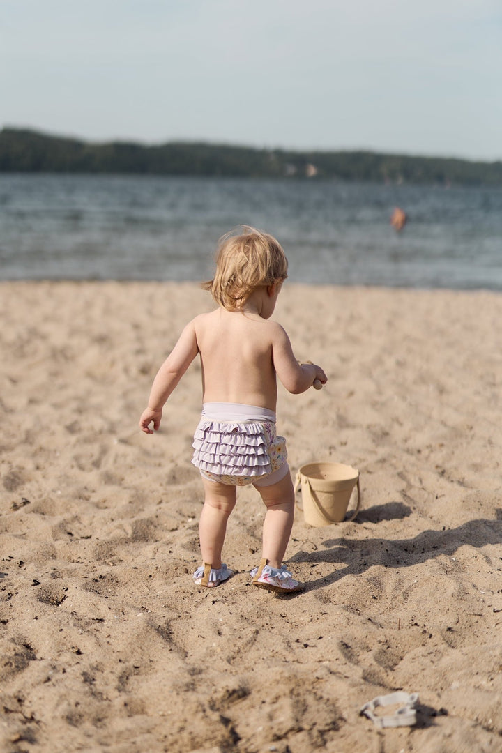 Mikk - Line Baby Badebleiebukse med volanger - Butterfly AOP for barn - Brobrobrille