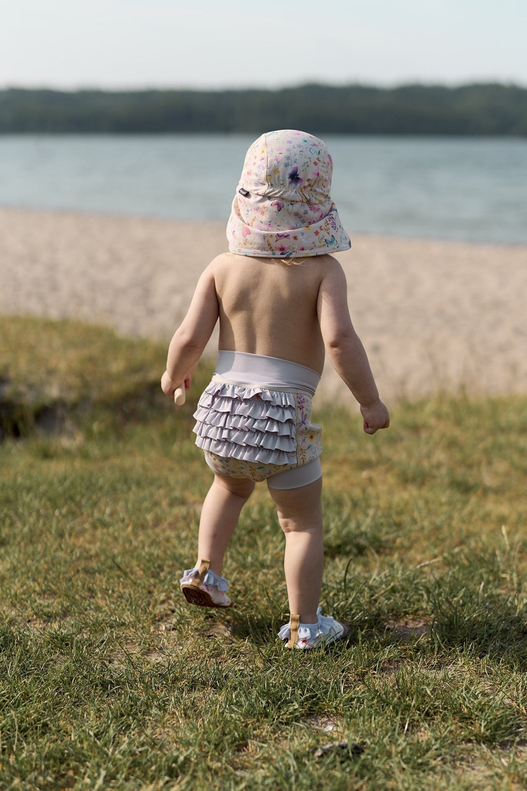 Mikk - Line Badesko med volang - Butterfly AOP for barn - Brobrobrille
