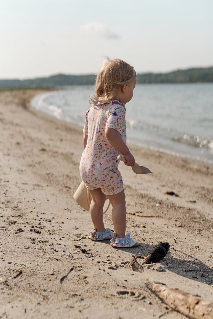 Mikk - Line UV - drakt med volang - Butterfly AOP for barn - Brobrobrille